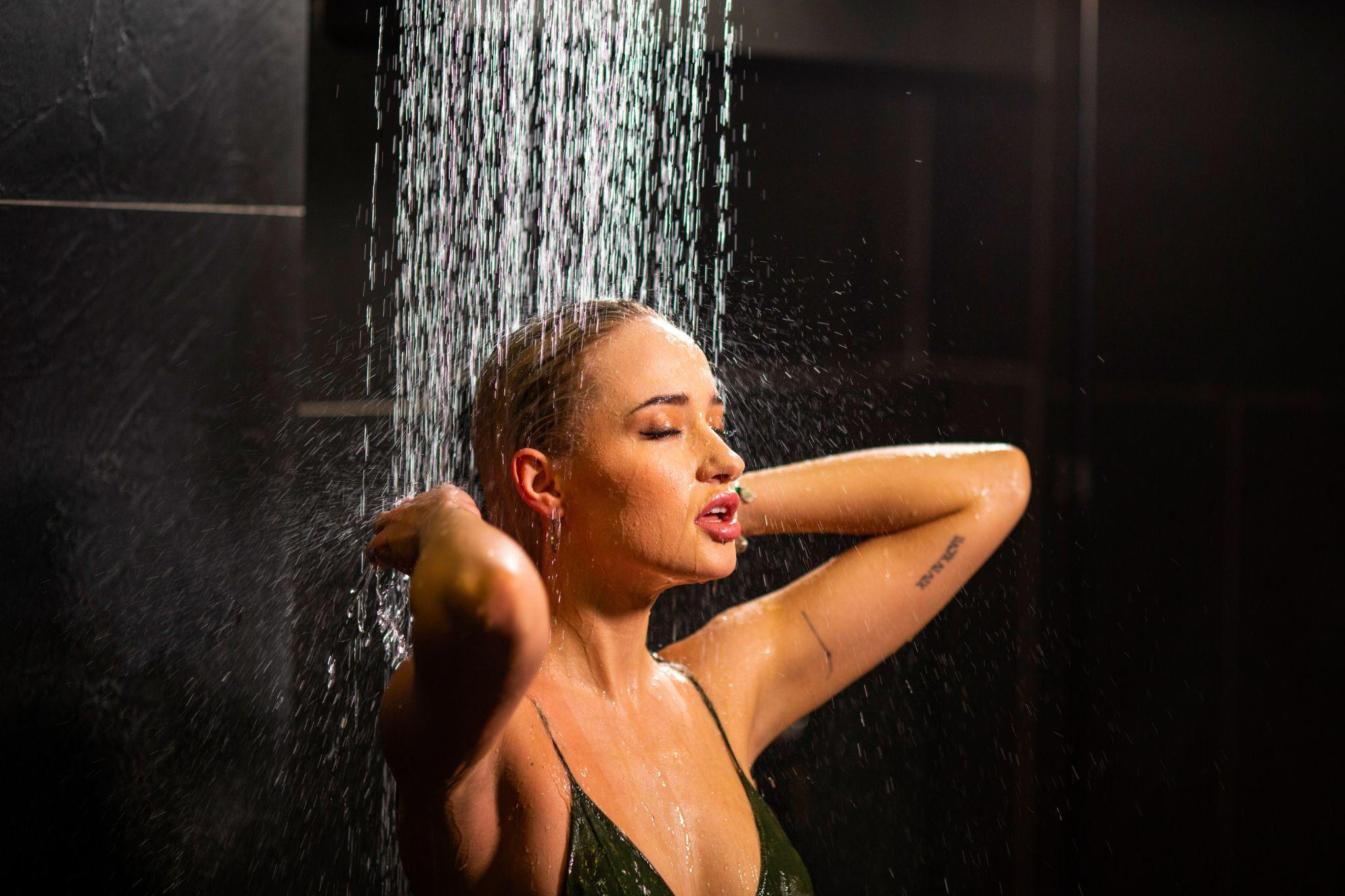 How to do Shower-Head Masturbation image